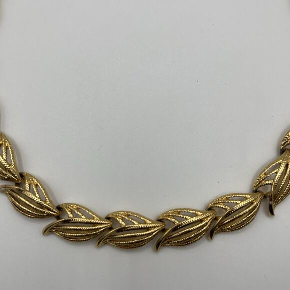 Vintage Monet Gold Tone Etche Leaf Chain Choker Necklace - Picture 4 of 10
